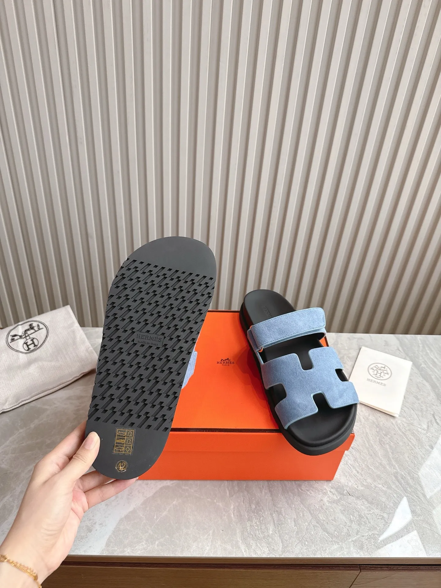 p480🐮🐮Couple model (top version) H family 2024 spring and summer new style HERMES Hermes' recently popular couple model pig nose angle sandals and slippers, paired with various colorful socks, popular. Upper: imported original deerskin (the genuine leather edging is not ordinary super migration). Lining: imported genuine leather. Outsole: Tpu non-slip and wear-resistant outsole. Size: Female 35-42 (40/42 non-returnable and non-exchangeable) Male size: 39-45 (45 non-refundable and non-exchangeable)